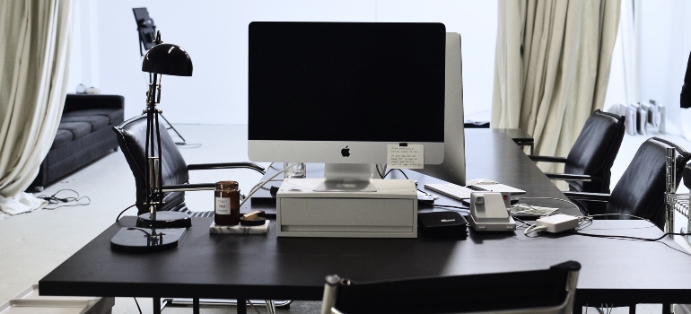 Apple computer en un escritorio negro