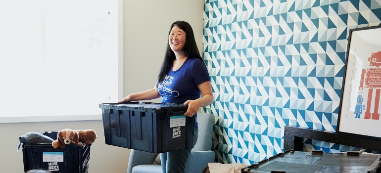 Mujer asiática recogidas contenedor de plástico gracias a cero-residuos de mudarse a Texas guía 