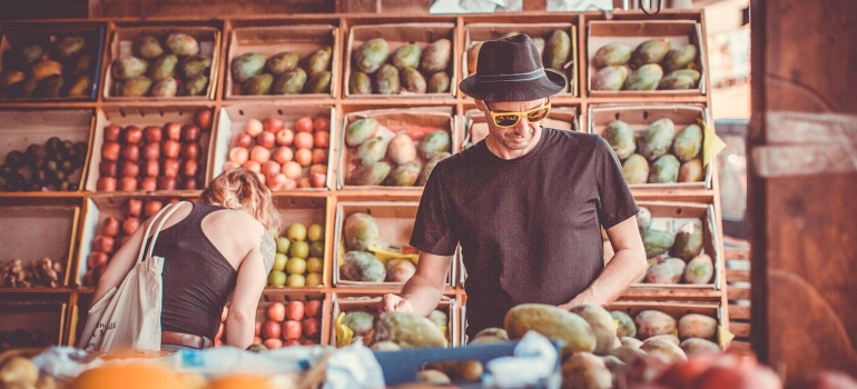 hombre con un sombrero y gafas de sol en el mercado