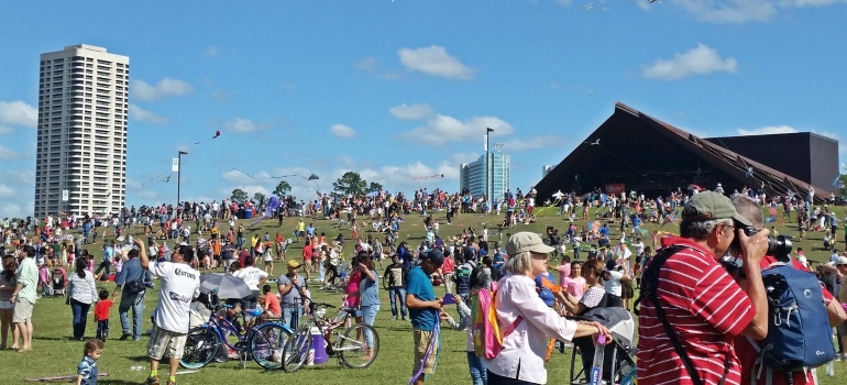 La gente en el Parque Herman en Houston 