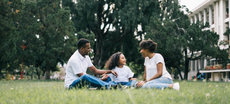 una familia en un parque en uno de los mejores barrios para vivir en Missouri City