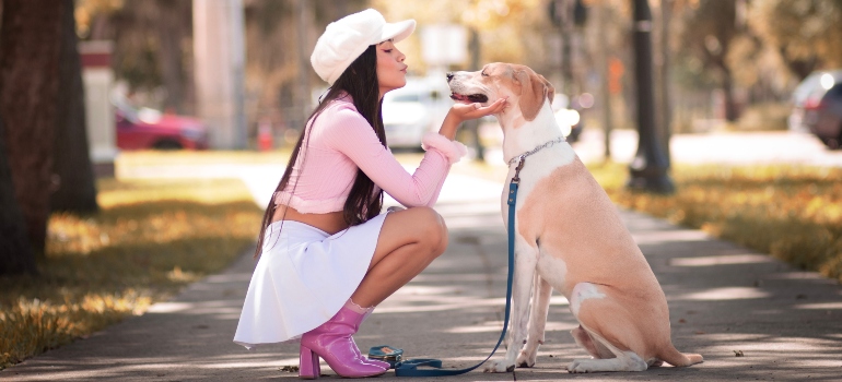 mujer y su perro en un parque después de mudarse a Sugar Land con mascotas