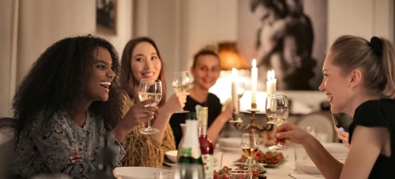 amigos a cenar