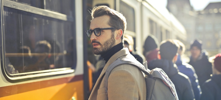 un hombre de negocios de desplazamiento al trabajo