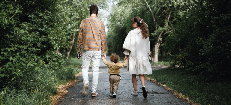 una familia caminando en un parque