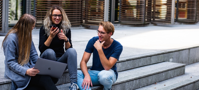 un grupo de jóvenes discutiendo la forma Universal de la Ciudad es el lugar perfecto a llamar a casa