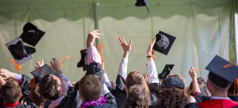 los niños de graduarse de la escuela secundaria de pensar acerca de las razones más comunes que la gente pase de Houston a Dallas