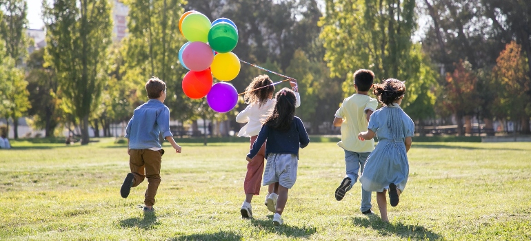 niños corriendo en un parque