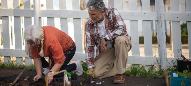 una pareja de adultos mayores de jardinería