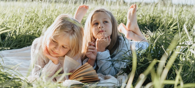 Las niñas en el campo.