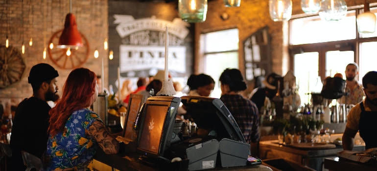 un restaurante lleno de gente