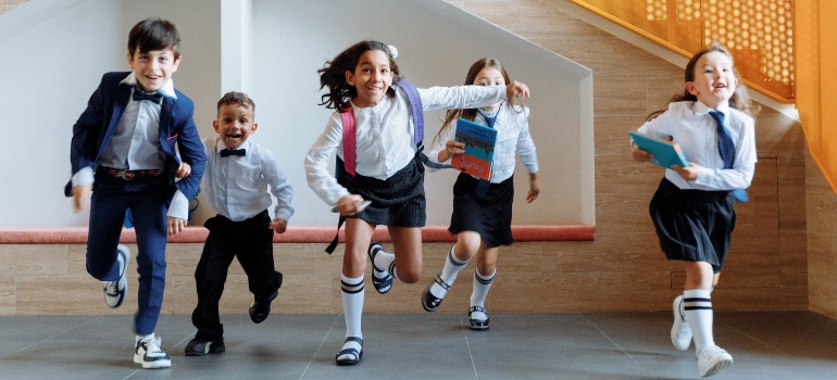 los niños en la escuela