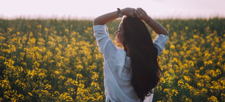 una mujer en un campo de flores