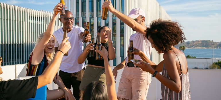 amigos que disfrutan de las ventajas de la vida de la pequeña ciudad en el área Metropolitana de Austin