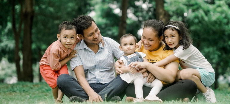 una familia feliz en un parque