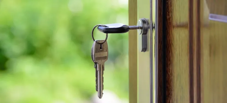 una llave en una puerta de una casa