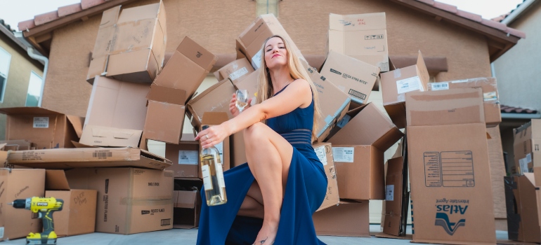 una mujer bebiendo champán después de mudarse de Dallas a San Antonio