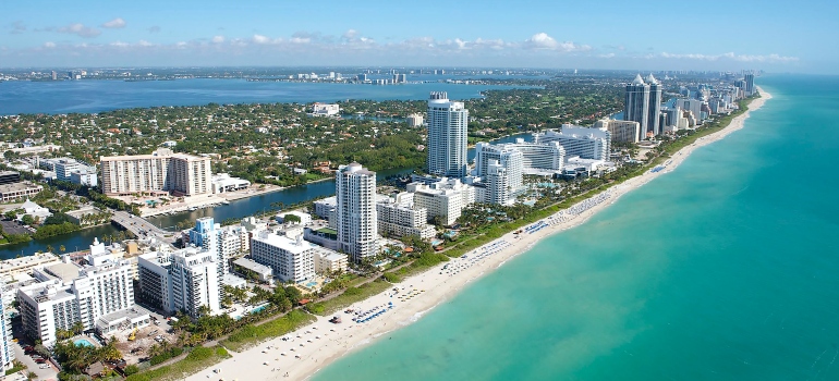 Miami Playa y frente al mar de edificios