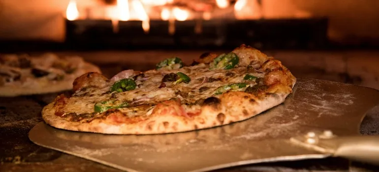 una pizza en un horno de inundación