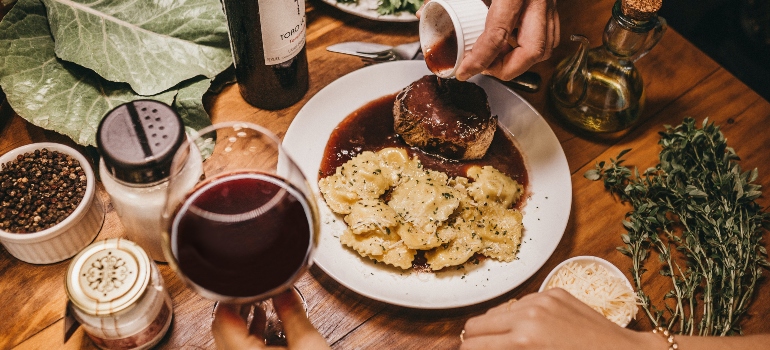 un plato en un restaurante de lujo