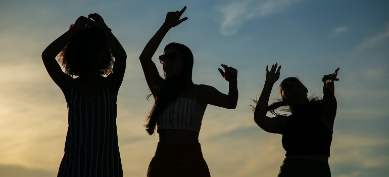 la gente divertirse en un evento de verano