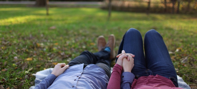 una pareja en un parque