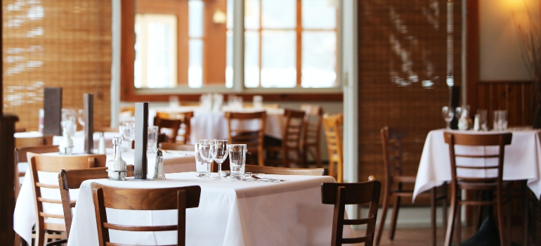 un restaurante antes de la apertura de