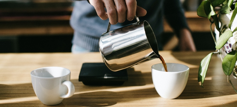 una persona de verter el café en una taza