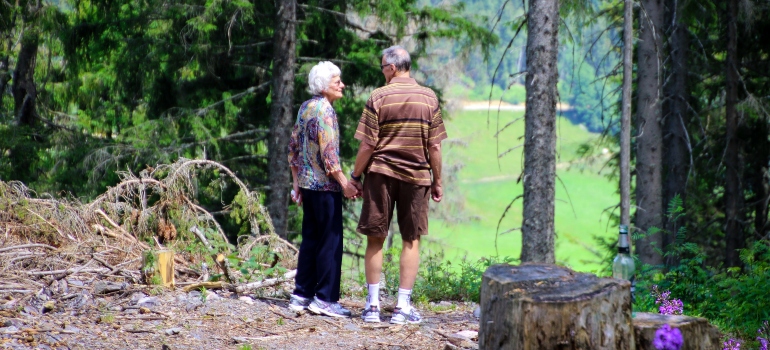 una pareja de adultos mayores en un parque