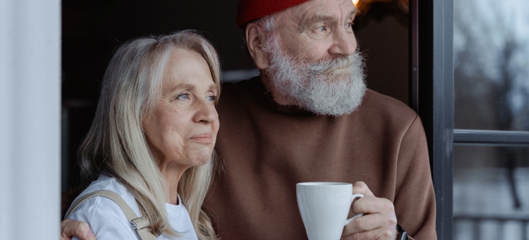 una pareja de adultos mayores que el café