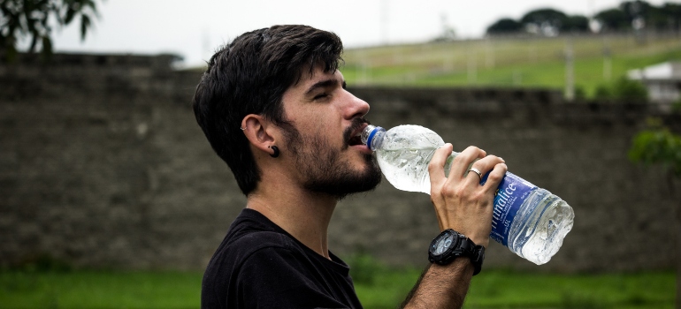 un hombre de agua potable