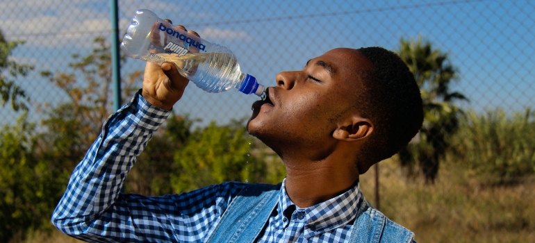 un hombre de agua potable