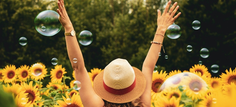 una mujer en un campo de girasoles