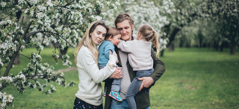 una familia de cuatro personas en un parque