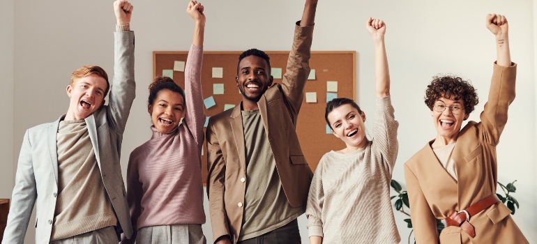 un equipo de jóvenes empresarios