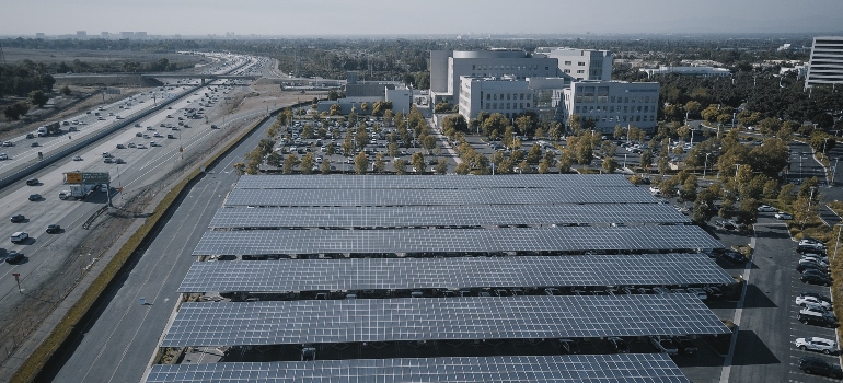 paneles solares en una ciudad