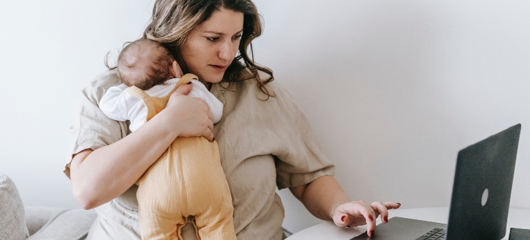 una mujer sosteniendo a un bebé