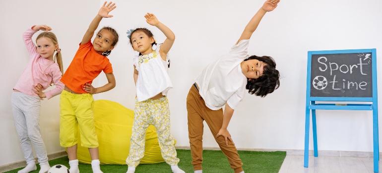 los niños en la escuela haciendo ejercicio